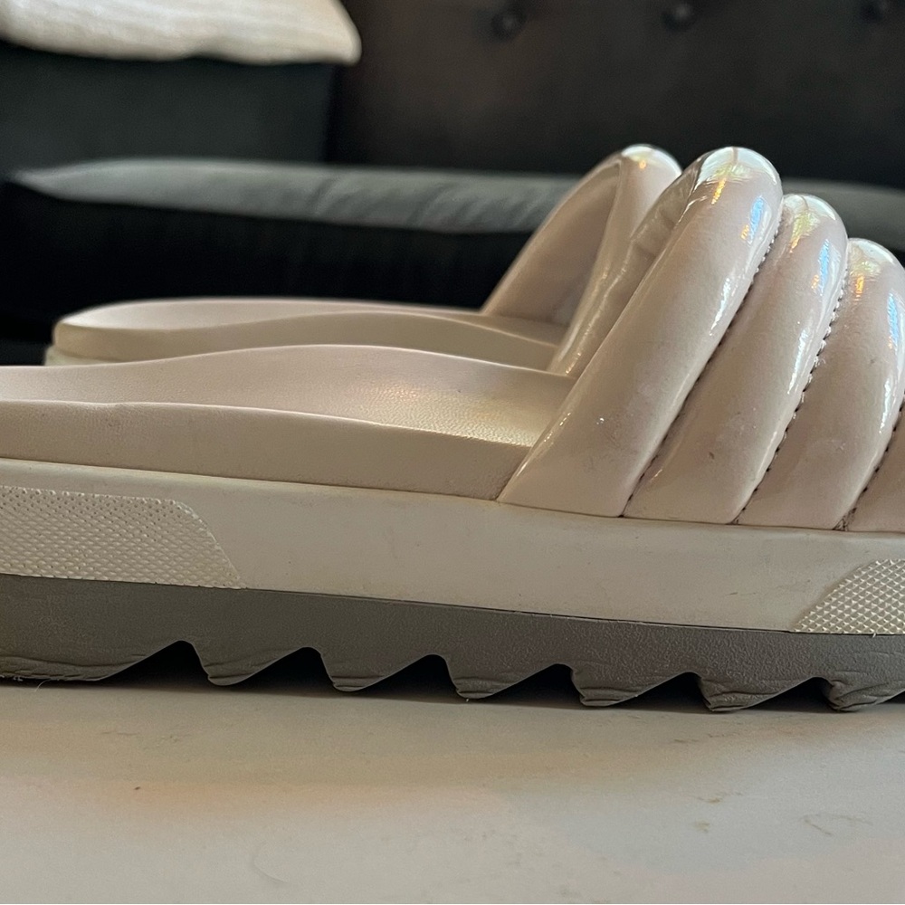 Cougar Women's Off-White Slide Sandals size 7 / brand new condition - Picture 3 of 4